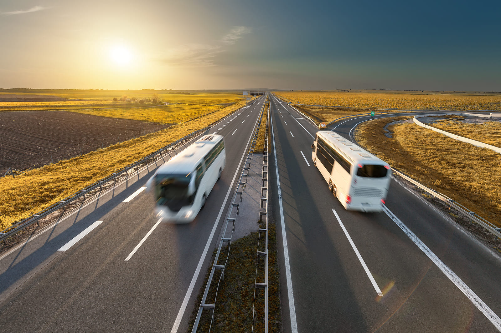 El transporte de larga distancia aumenta sus pasajeros un 28,8% en julio y genera más demanda en talleres de V.I.