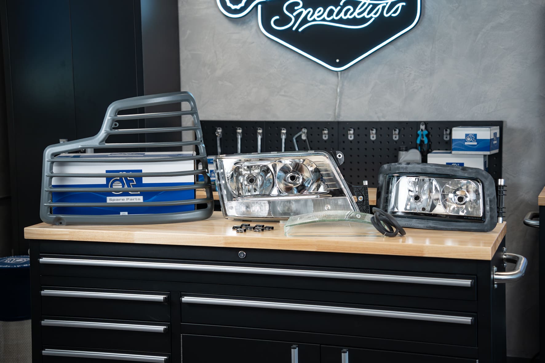 ¿Cómo son los faros DT Spare Parts presentados por los Parts Specialists?