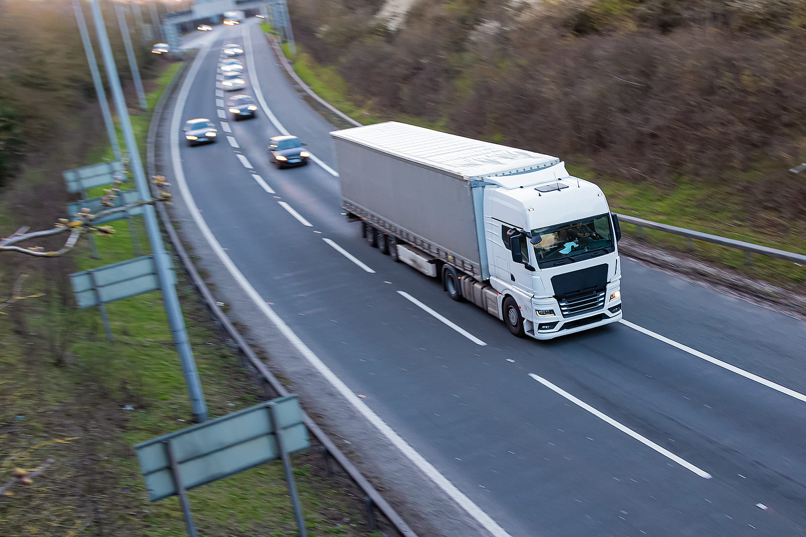 El transporte por carretera alza la voz ante la presión normativa y la escasez de conductores