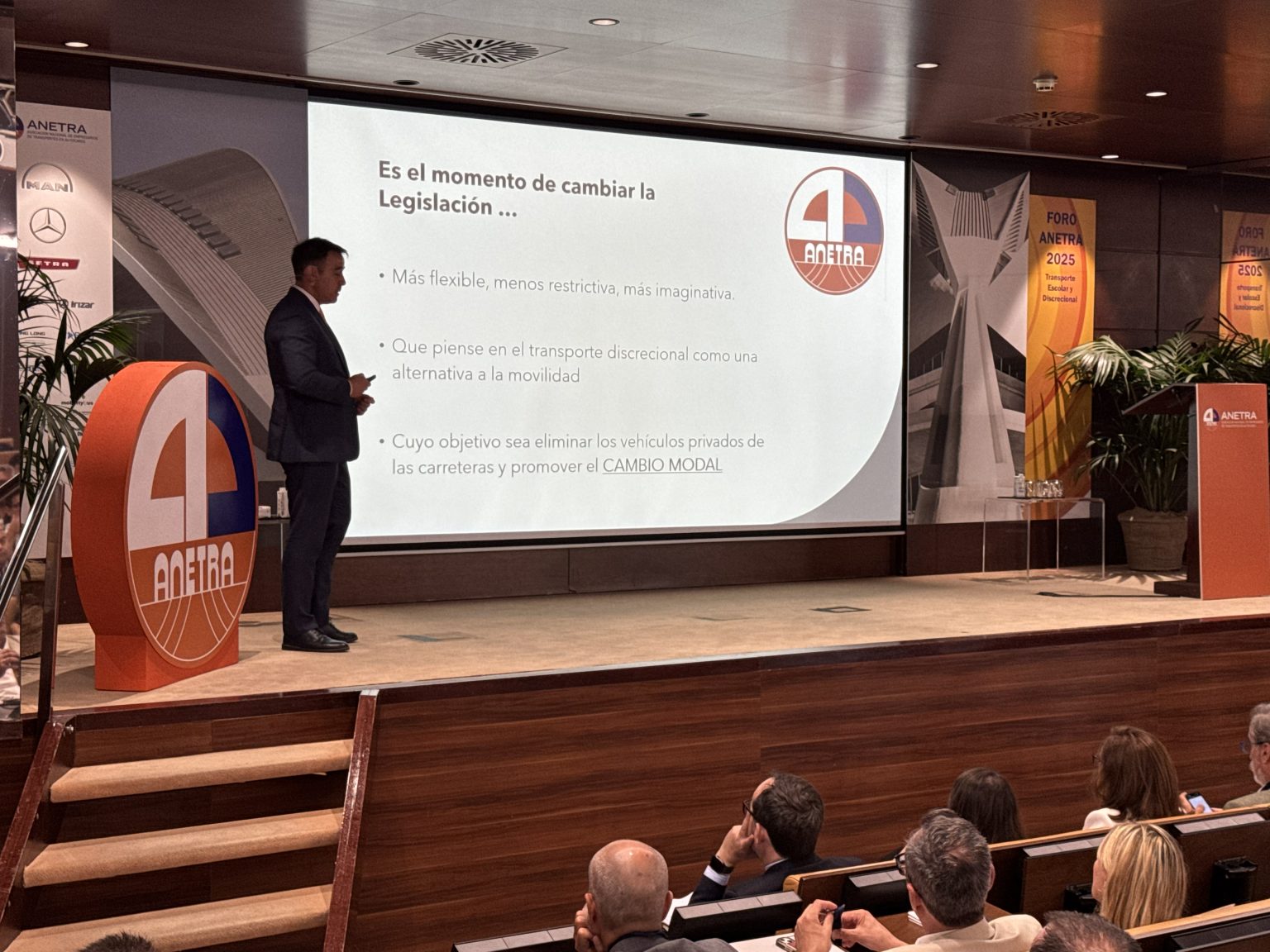 ANETRA defiende en Valencia una reforma normativa que libere el potencial del transporte discrecional