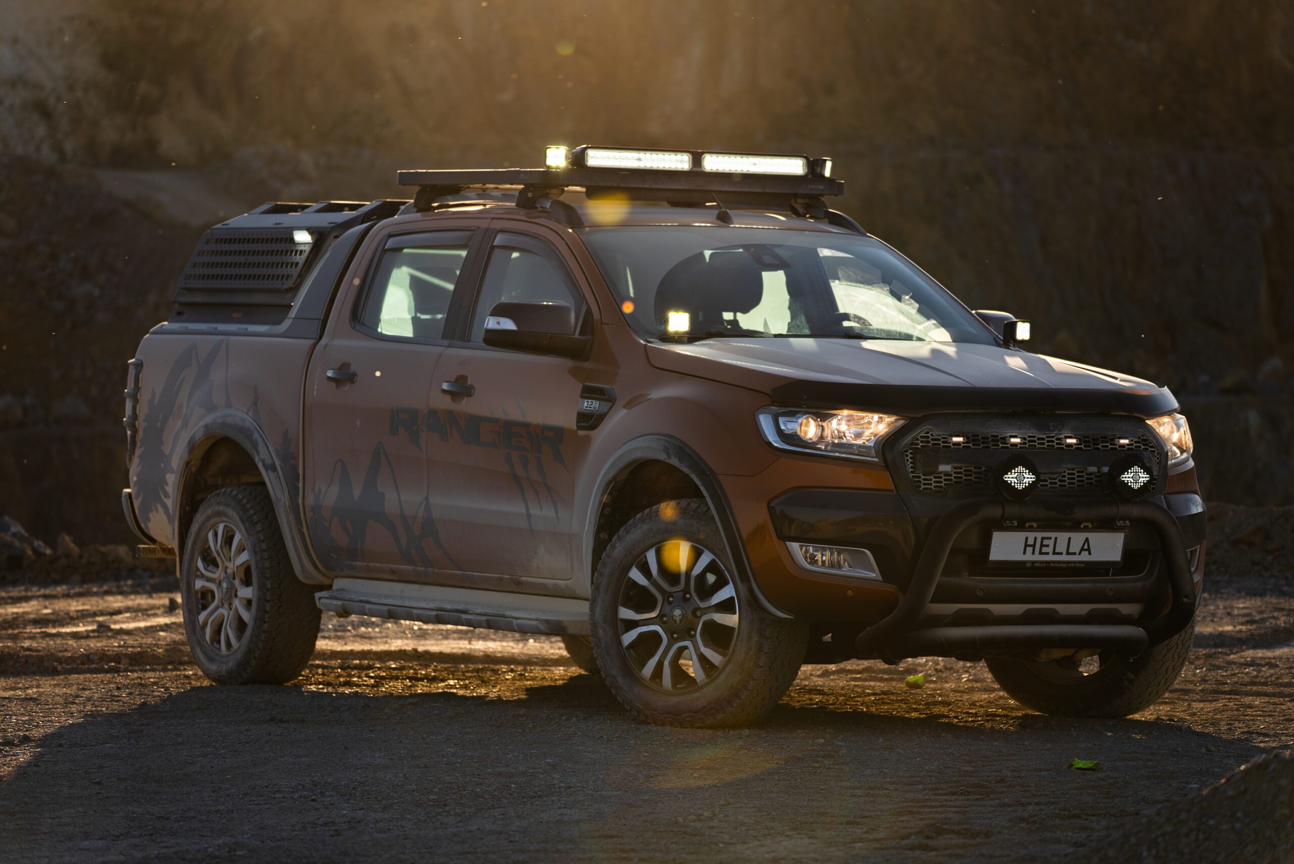 HELLA amplía su gama para off-road y VI: nuevas series de barras de luz DynaRay y Black Magic Tough Pro