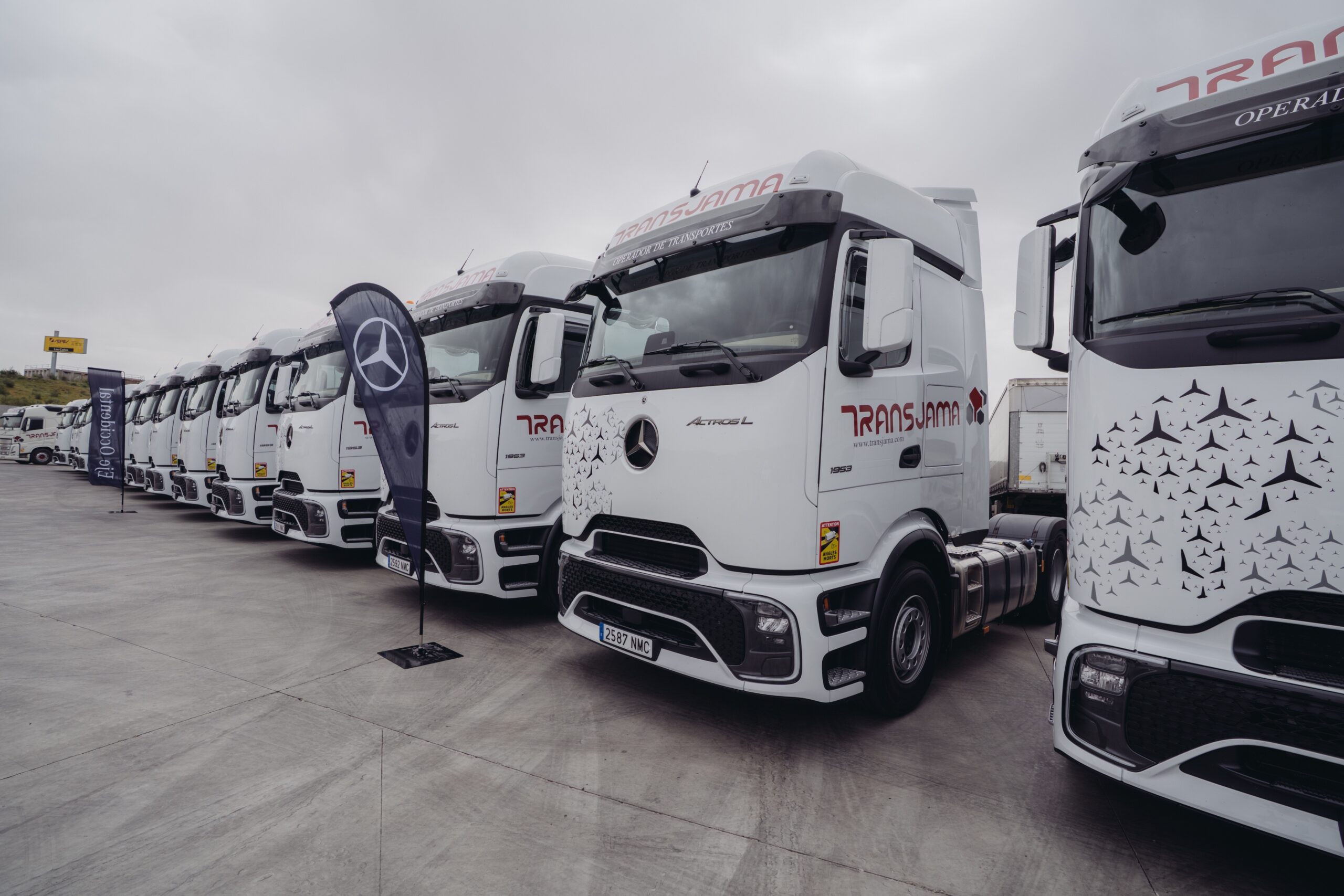 22 tractoras Mercedes-Benz Actros 1853 LS StreamSpace ProCabin para el operador logístico O.T. Transjama